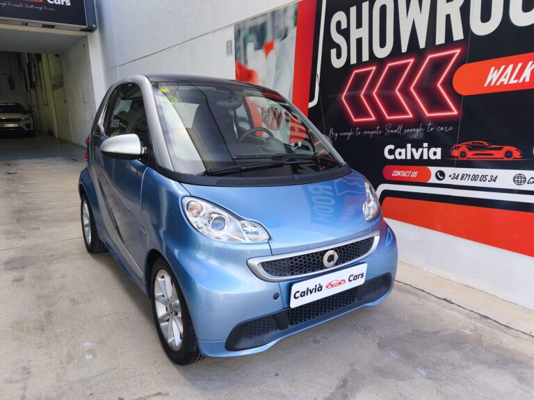 smart car on forecourt of calvia car sales mallorca